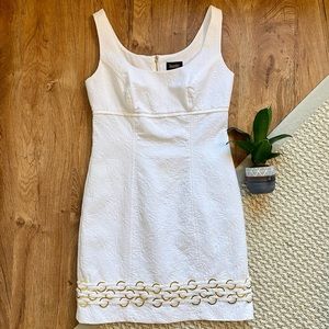 Laundry by Shelli Segal Size 6 White Jacquard dress w/ Gold hardware and accent